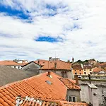 Grey Old Town * Ζαντάρ