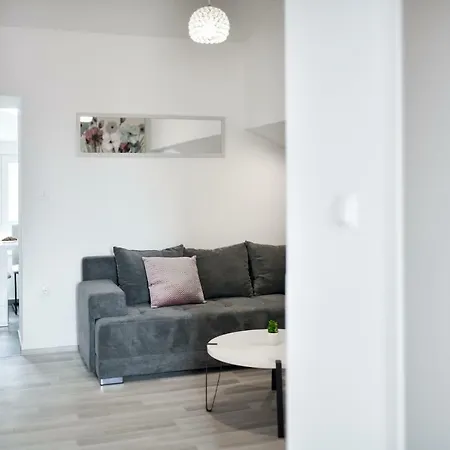 Grey Old Town Apartment *