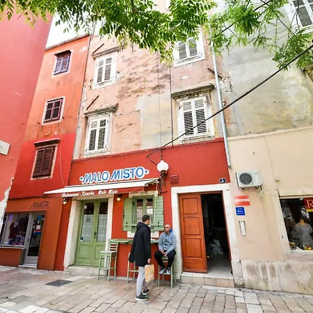 Grey Old Town Apartment *